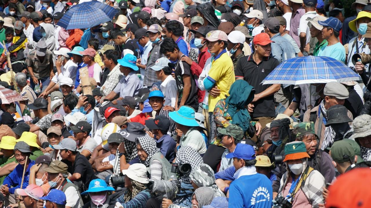 Người dân đến xem chật ních tại lễ hội.