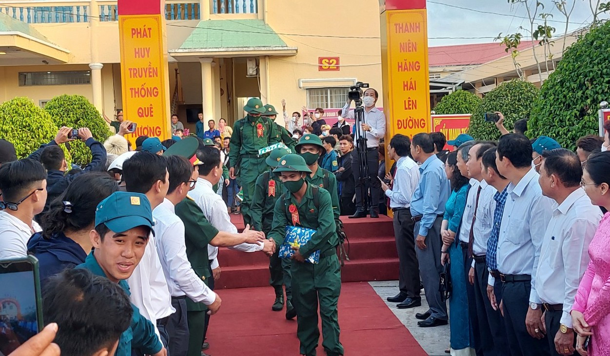 Tại Sóc Trăng, năm nay tỉnh được giao chỉ tiêu 1.100 quân cho Quốc phòng, 330 quân cho lực lượng CAND. Theo thống kê, thanh niên nhập ngũ của tỉnh năm nay đạt trình độ phổ thông trung học trên 55%, chuyên môn kỹ thuật đạt gần 8%; đảng viên đạt hơn 3%; dân tộc Khmer đạt gần 30%.