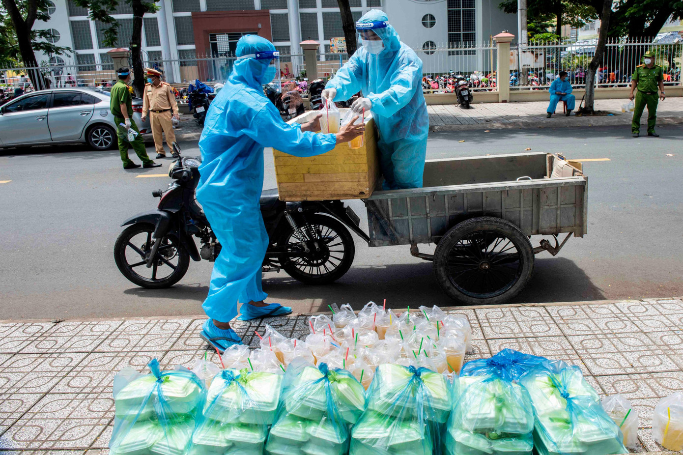 Thức ăn, nước uống được chuẩn bị sẵn sàng để phục vụ bà con. Thức ăn, nước uống được chuẩn bị sẵn sàng để phục vụ bà con.