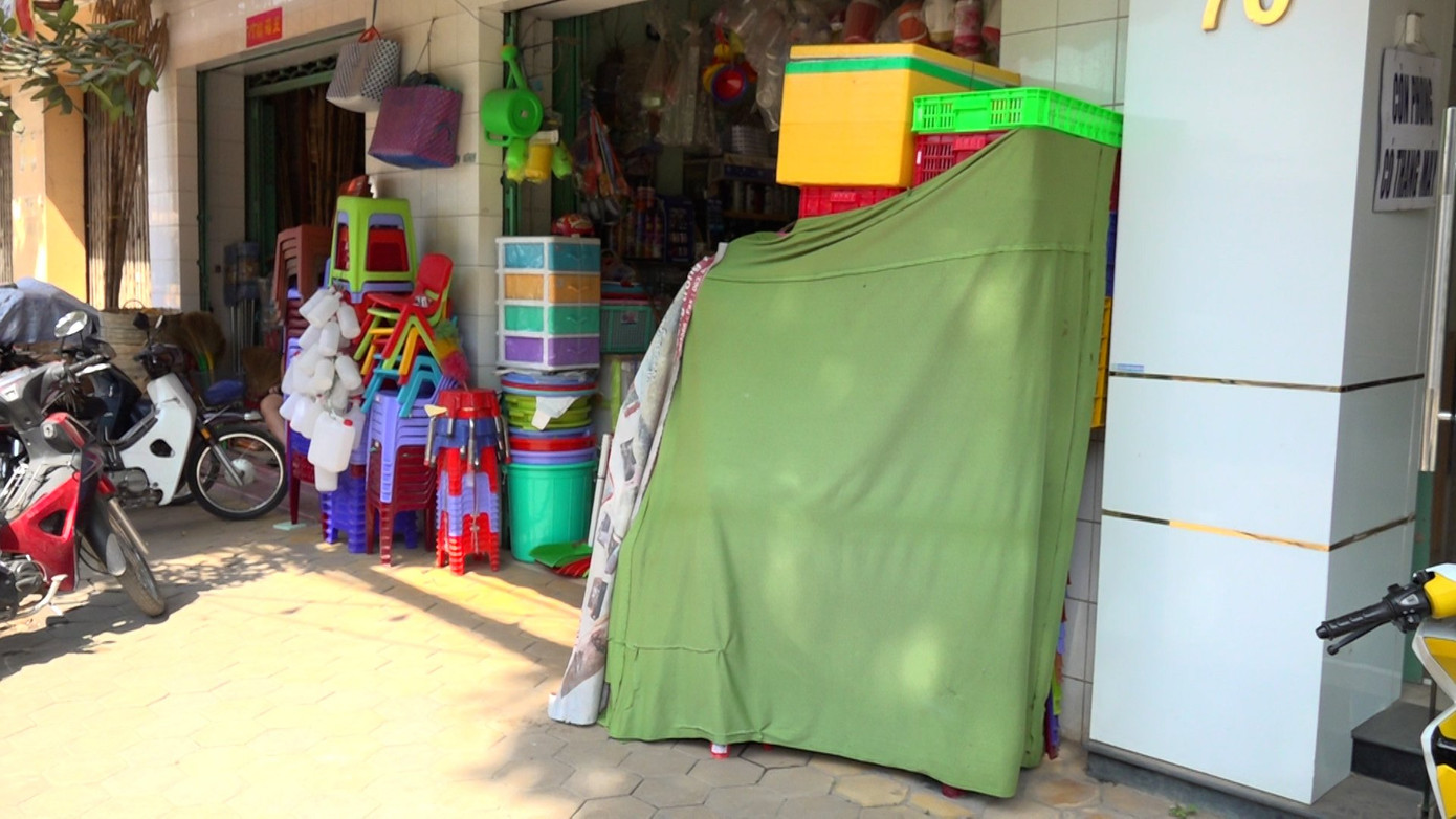 Nhiều cửa hàng phải che chắn ngăn bụi bám vào hàng hoá.