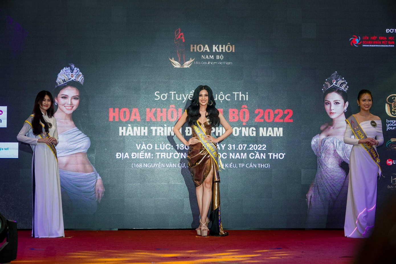 Tự tin trình diễn trên sân khấu. Tự tin trình diễn trên sân khấu.