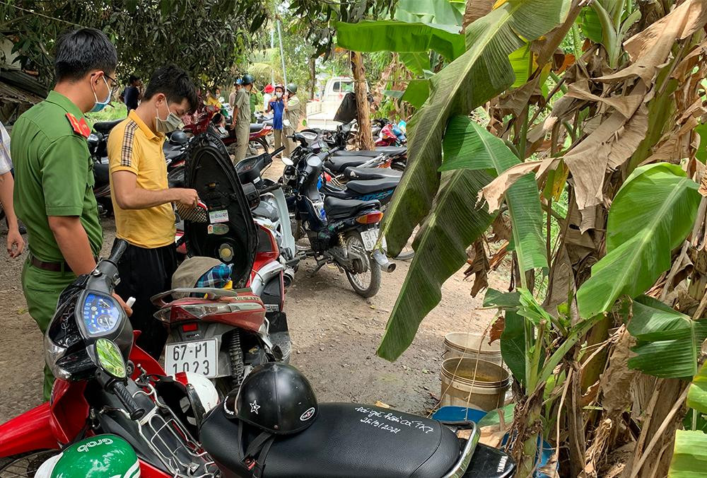 Các đối tượng tháo chạy bỏ lại nhiều xe máy.