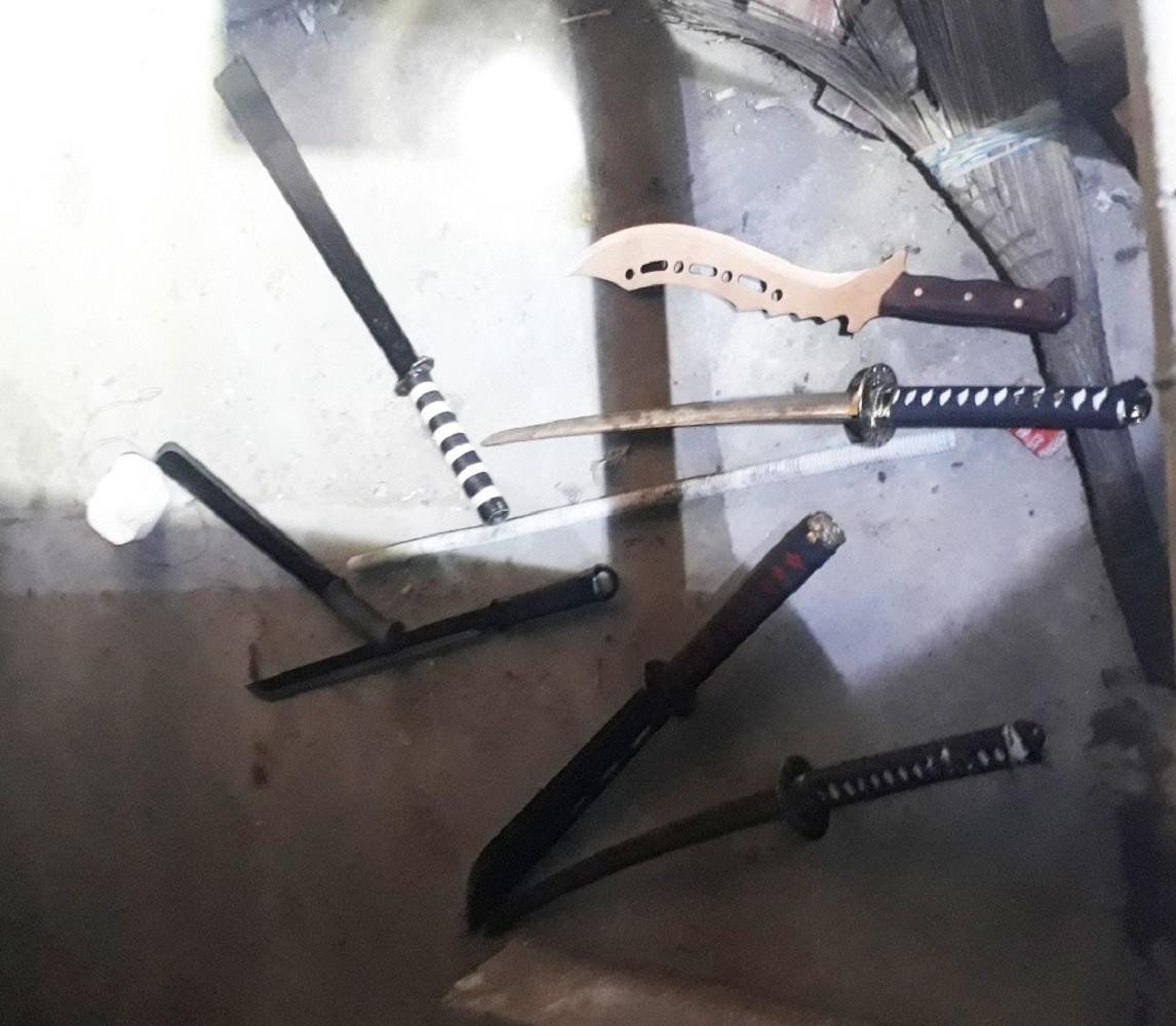 Số hung khí nguy hiểm mà các đối tượng mang theo để đánh nhau. Số hung khí nguy hiểm mà các đối tượng mang theo để đánh nhau.