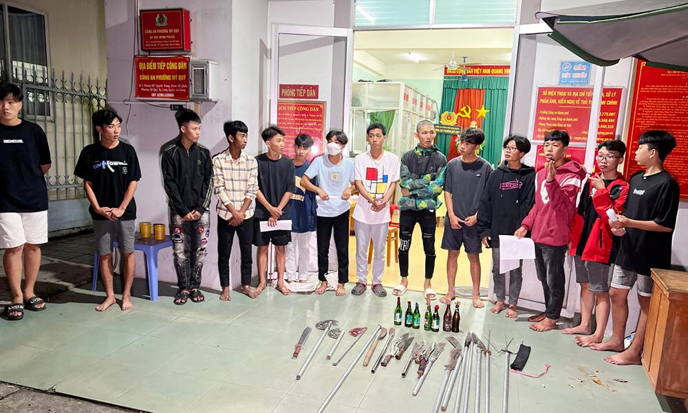 Nhóm thanh thiếu niên bị đưa về trụ sở làm việc. Nhóm thanh thiếu niên bị đưa về trụ sở làm việc.