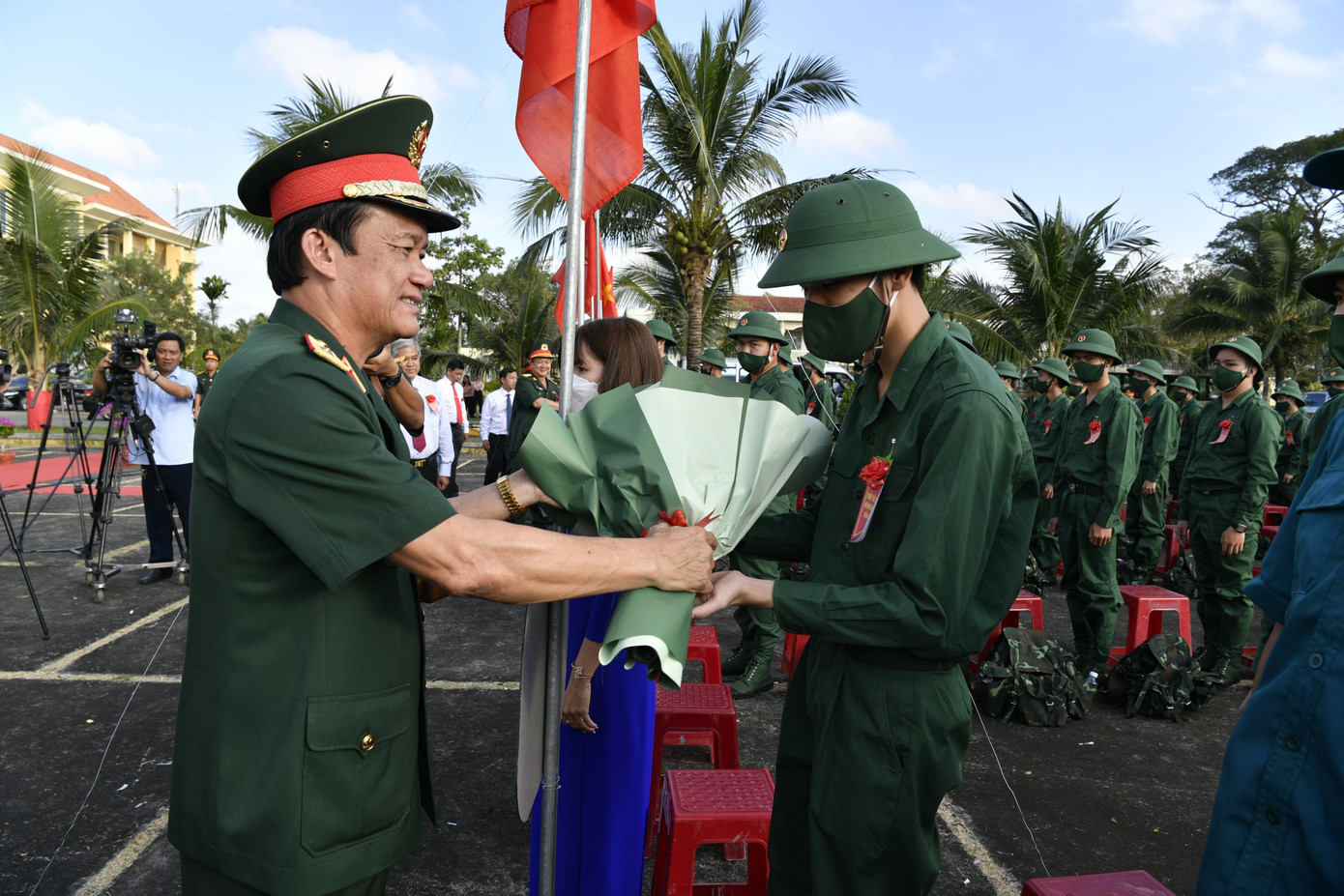 Thiếu tướng Hồ Văn Thái - Bí thư Đảng ủy, Chính ủy Quân khu 9 đến động viên thanh niên tại Bến Tre.