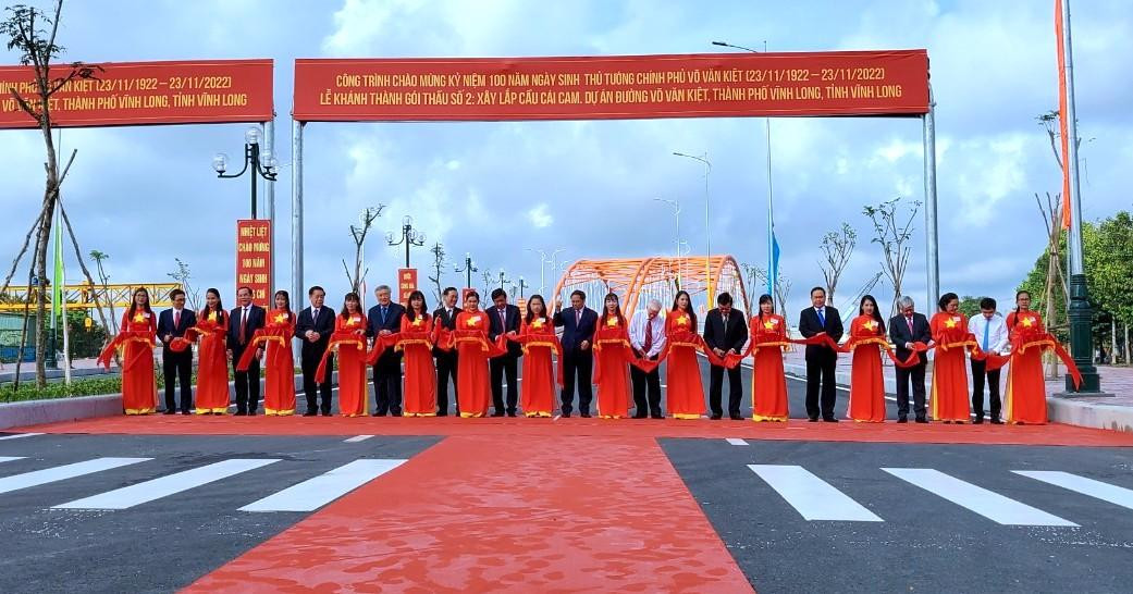 Các đại biểu cắt băng khánh thành cầu Cái Cam. Ảnh: Kim Hà.