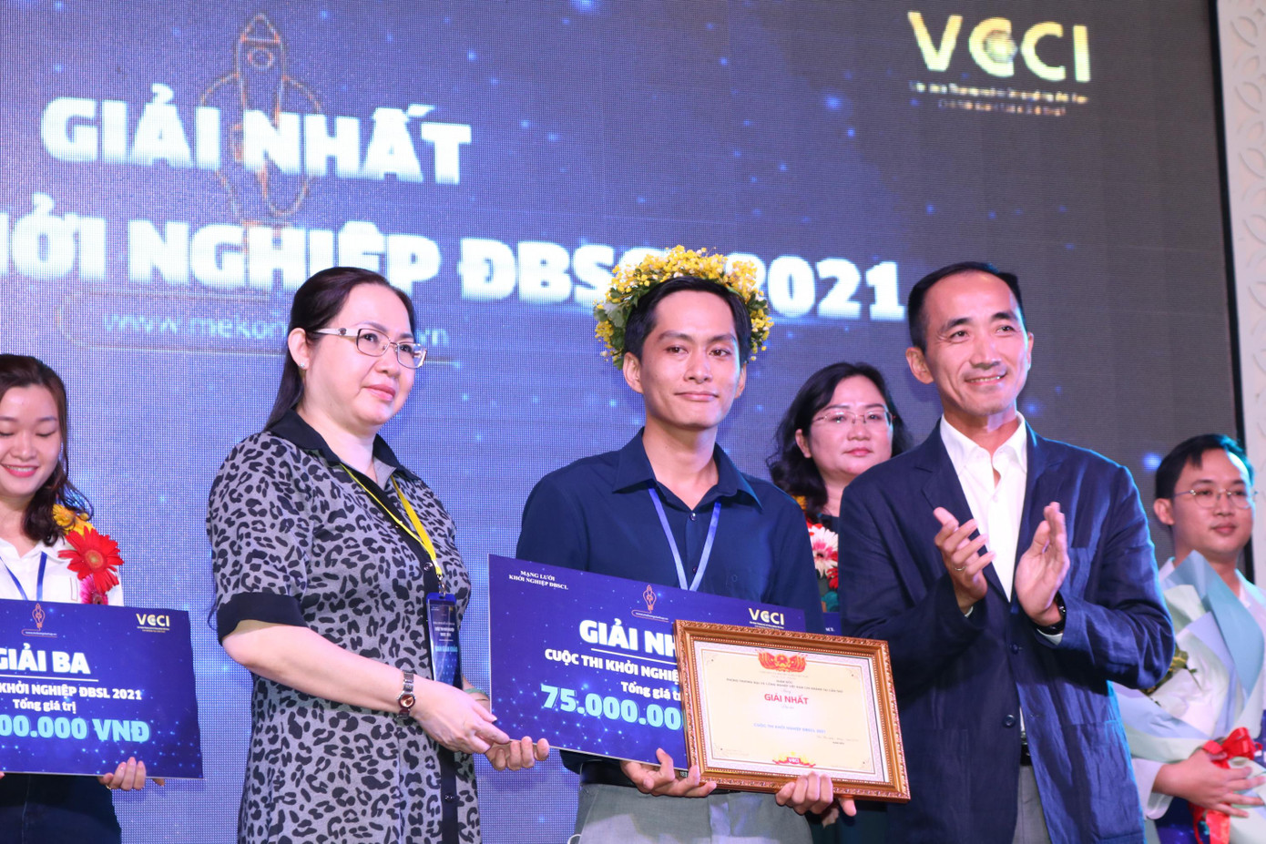 Sau phần tranh tài của các thí sinh, ban tổ chức đã trao giải nhất cho bạn Lâm Quốc Nhựt - Ảnh: Kim Hà.