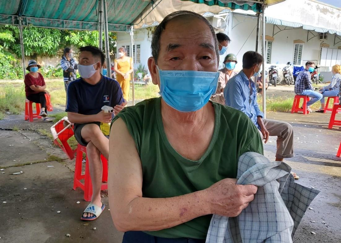 Ông Nguyễn Ngọc Thành phấn khởi vì được tiêm vắc xin phòng COVID-19. Ảnh: Kim Hà.