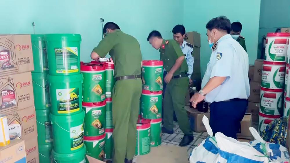 Số dầu nhớt giả thu giữ được tại phòng trọ Lý thuê ở TP Châu Đốc. Số dầu nhớt giả thu giữ được tại phòng trọ Lý thuê ở TP Châu Đốc.