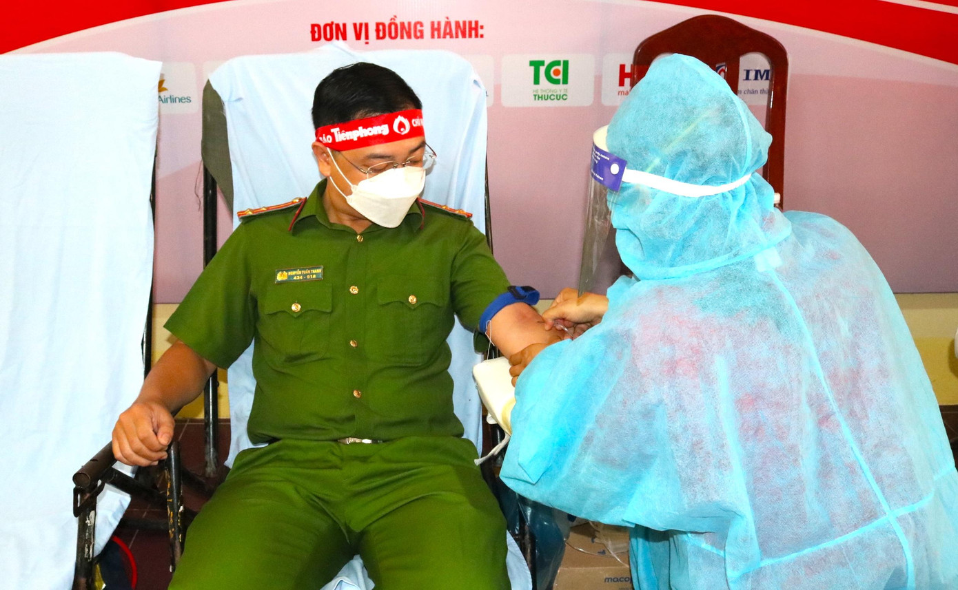 Thượng uý Nguyễn Tuấn Thanh - Phòng Cảnh sát PCCC và CNCH Công an tỉnh Đồng Tháp đã có 5 lần hiến máu - Ảnh: Kim Hà.