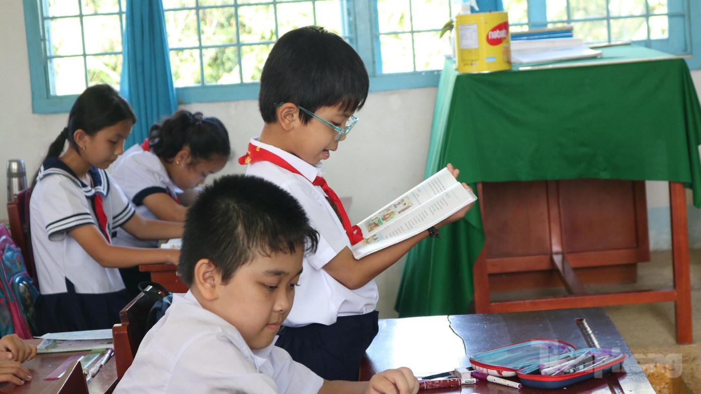 Với sự thông minh của mình, Hoài Thương đã học vượt đến 2 lớp và học giỏi đều các môn - Ảnh: Kim Hà. Với sự thông minh của mình, Hoài Thương đã học vượt đến 2 lớp và học giỏi đều các môn - Ảnh: Kim Hà.