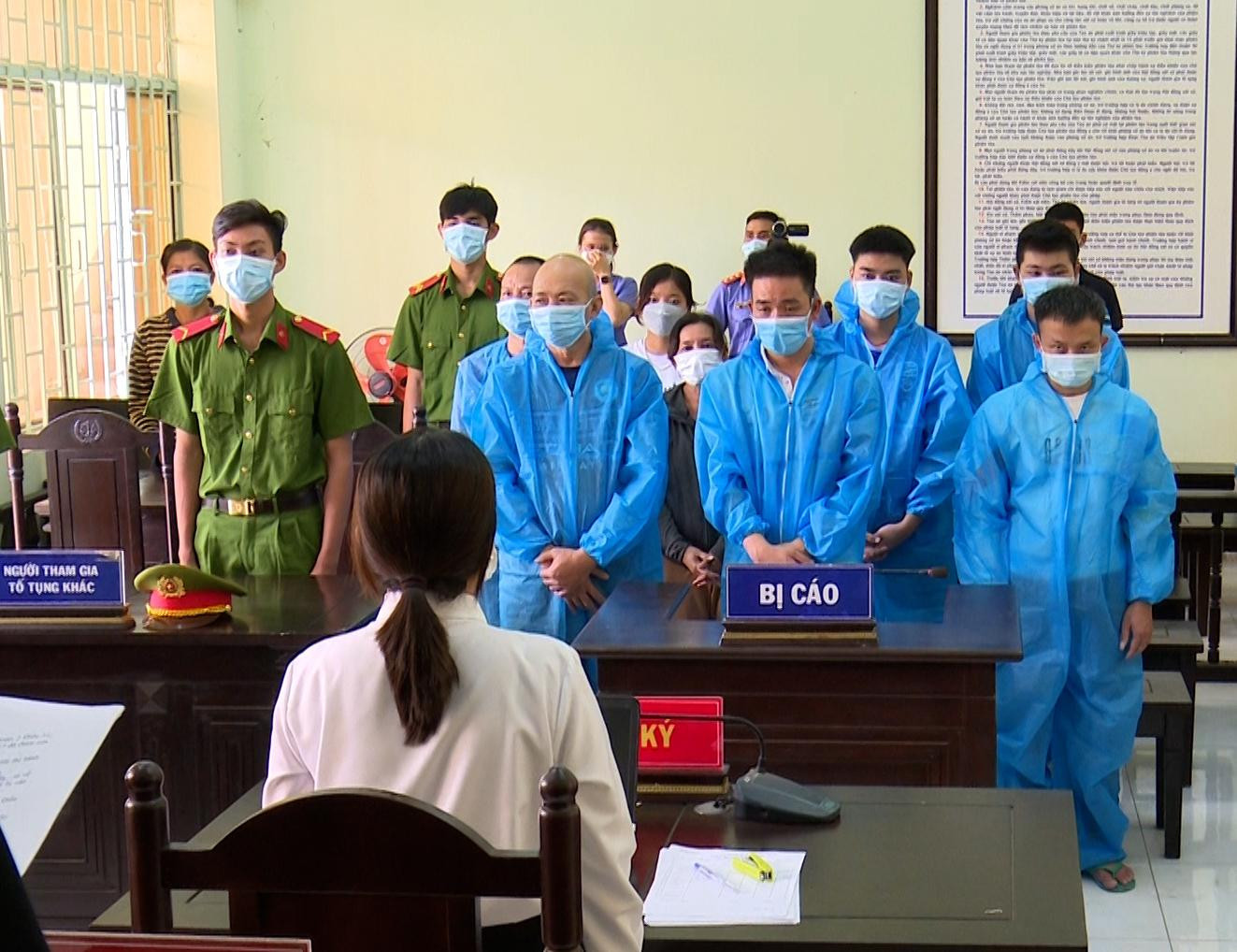 Các bị cáo nghe tuyên án.