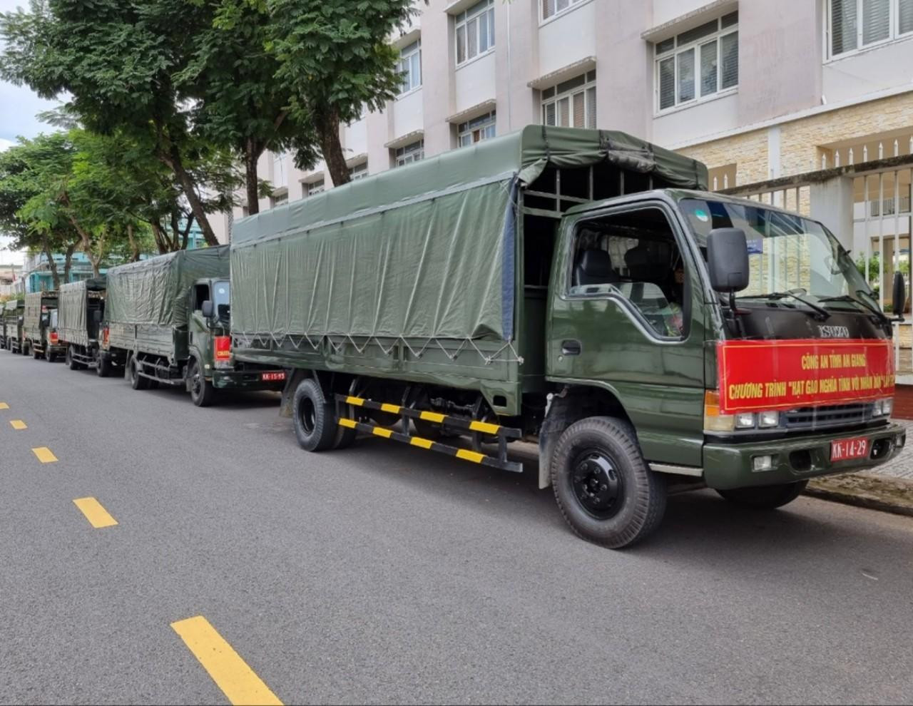 Đoàn xe của Bộ chỉ huy Quân sự tỉnh phối hợp với Công an tỉnh An Giang sẵn sàng mang 200 tấn gạo, rau, củ quả đến với người dân.