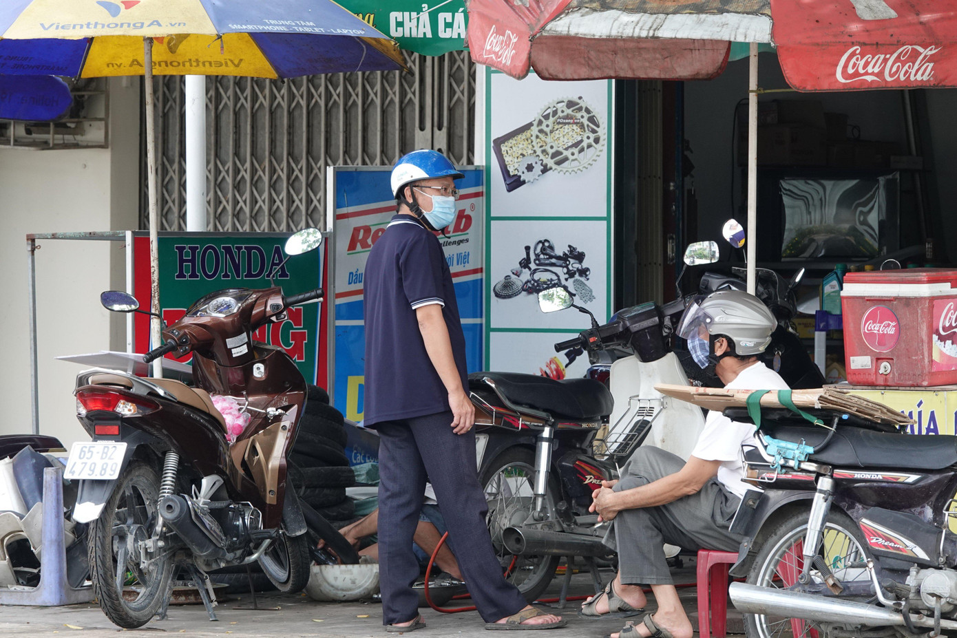 Ông Nguyễn Văn Hai (50 tuổi, ngụ phường An Thới, quận Bình Thủy, Cần Thơ) đang đem xe máy đi sửa cho biết rất vui mừng khi tình hình dịch bệnh tại TP Cần Thơ có chuyển biến tốt. Thành phố áp dụng Chỉ thị 15 khiến người dân rất phấn khởi, đi lại cũng thoải mái hơn - Ảnh: Kim Hà.