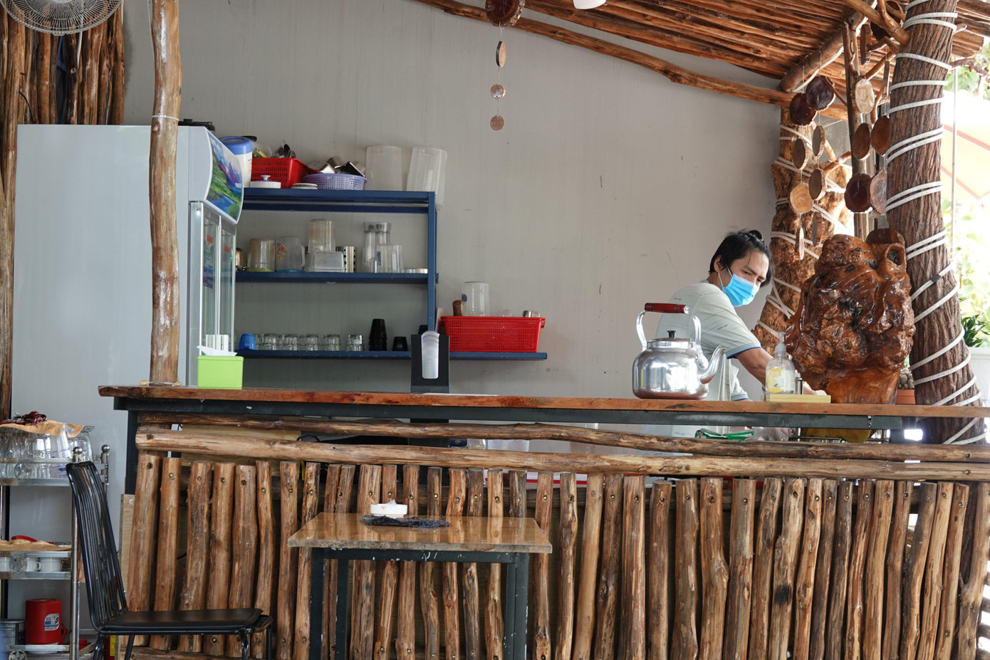 Phần lớn các hàng quán vẫn đóng, chỉ có một vài cửa hàng mở bán mang đi. Người dân mong chờ sớm được trở về trạng thái bình thường để mở cửa buôn bán có thu nhập trang trải cuộc sống (ghi nhận của phóng viên tại một quán cà phê bán mang đi tại phường An Bình, quận Ninh Kiều, TP Cần Thơ).