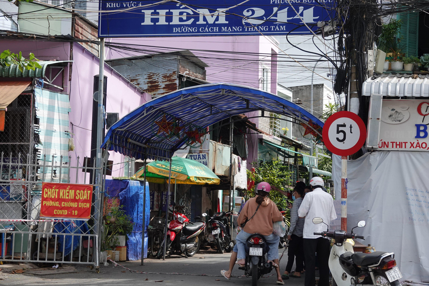 Như đã đưa tin, tối ngày 23/9, UBND TP Cần Thơ đã có văn bản “nới lỏng” biện pháp giãn cách xã hội trên địa bàn. Toàn thành phố sẽ áp dụng giãn cách xã hội theo Chỉ thị 15 của Thủ tướng Chính phủ từ 0h ngày 24/9 cho đến khi có thông báo mới. Riêng các phường An Hòa, An Khánh, Cái Khế, Hưng Lợi, Tân An, Xuân Khánh (quận Ninh Kiều) và Hưng Phú, Phú Thứ, Tân Phú (quận Cái Răng) tiếp tục áp dụng Chỉ thị số 16 từ 0h ngày 24/9 đến 0h ngày 1/10 - Ảnh: Kim Hà.