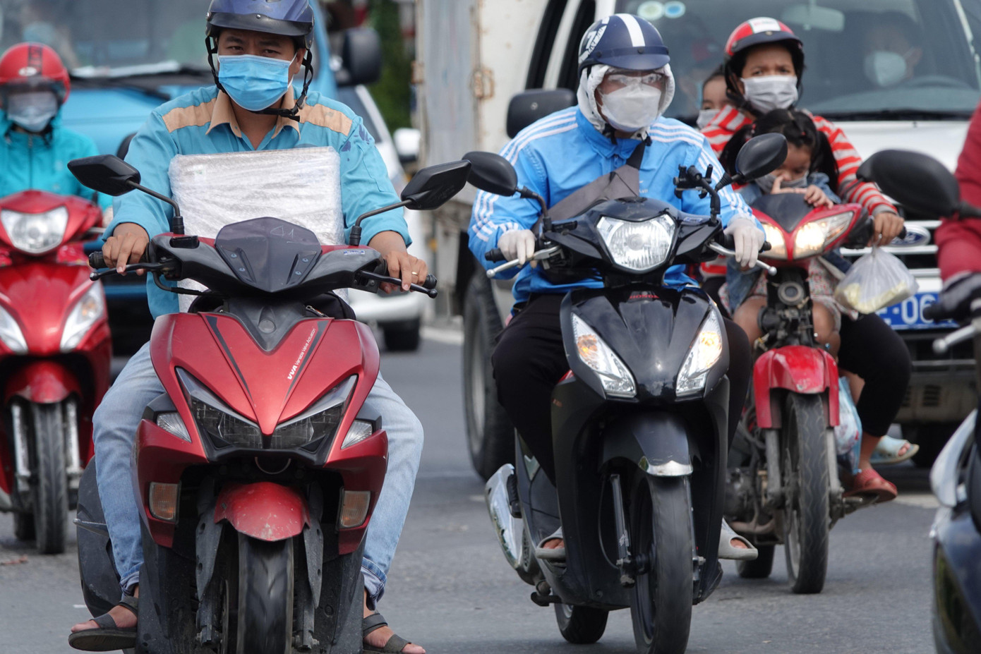 Người dân ra đường chủ yếu đi làm, đi mua thực phẩm.