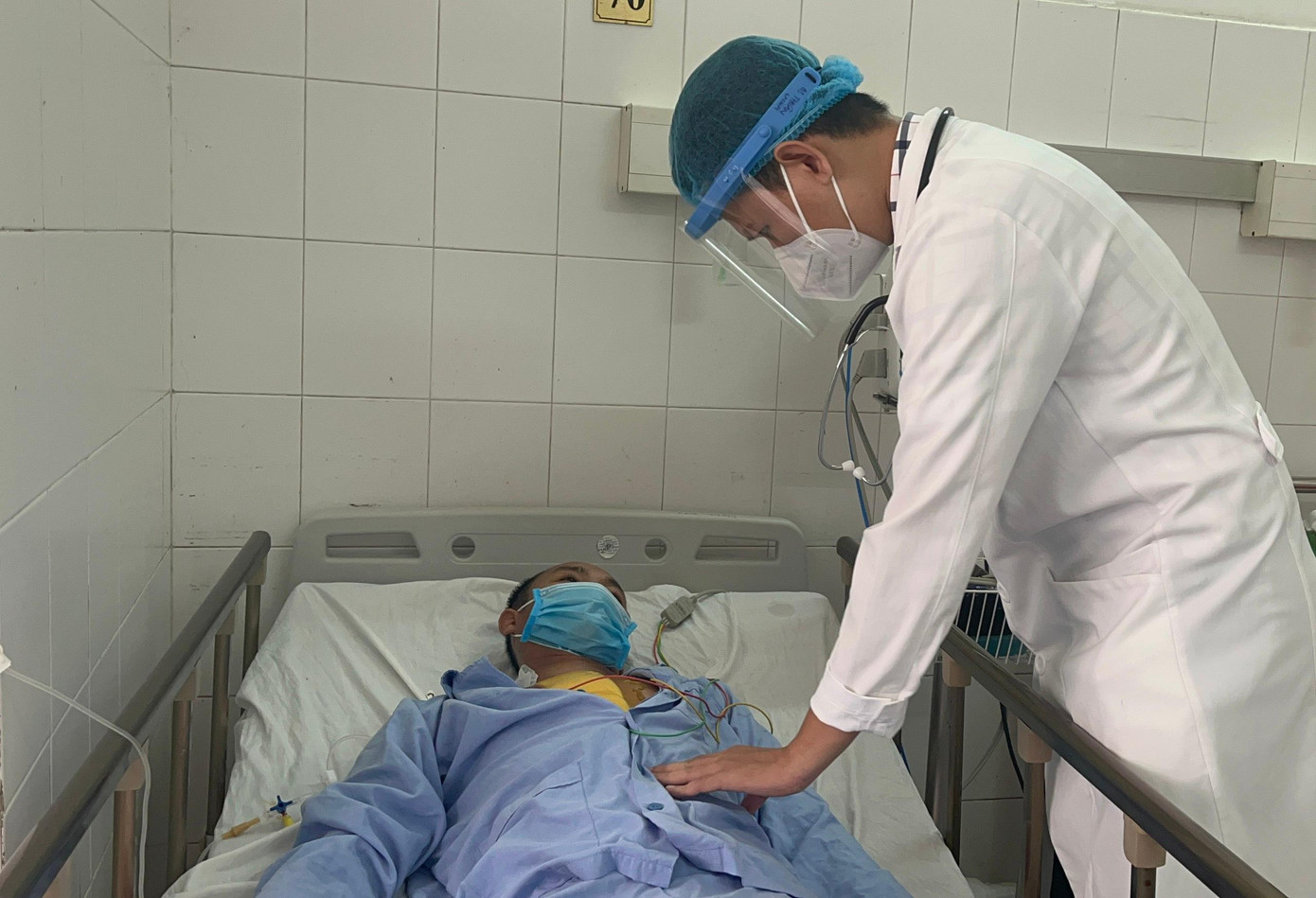 Sức khoẻ anh B. dần ổn định sau phẫu thuật cấp cứu.