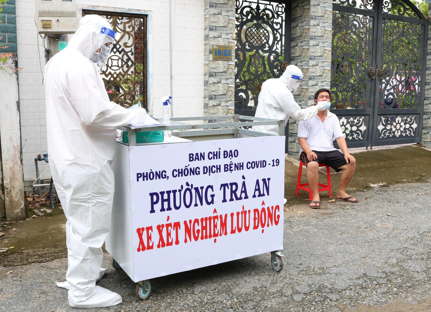 Hiện tại, toàn quận Bình Thuỷ có 32 xe lấy mẫu xét nghiệm COVID-19 lưu động - Ảnh: Kim Hà.