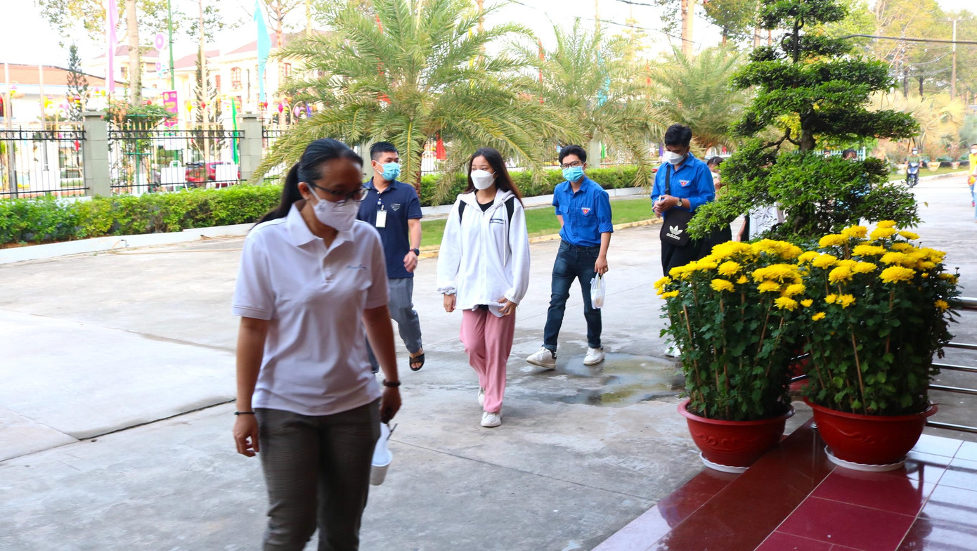 Sáng sớm đã có nhiều tình nguyện viên đến tham gia ngày hội hiến máu Chủ nhật Đỏ tại Đồng Tháp - Ảnh: Kim Hà.