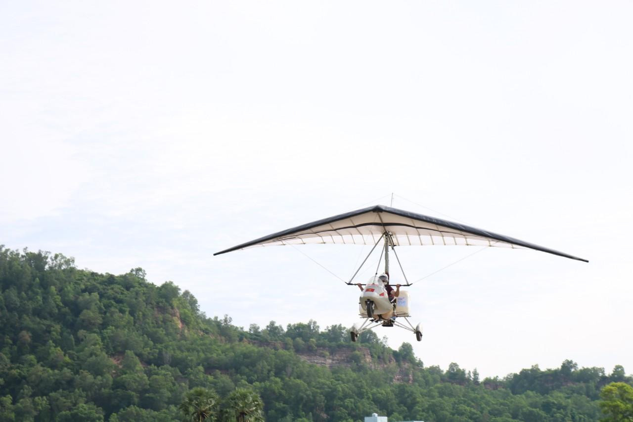 Diều lượn có động cơ bay trên bầu trời Tri Tôn. Ảnh: Kim Hà.