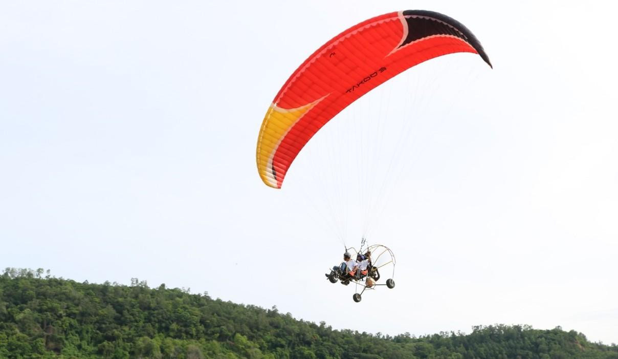 Dù lượn có động cơ sẽ tiếp tục được biểu diễn trong khuôn khổ lễ hội. Ảnh: Kim Hà.