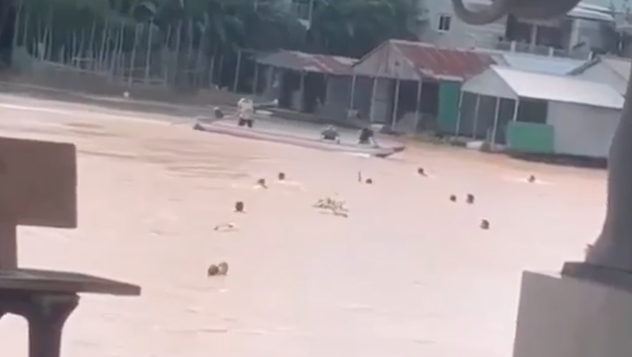 Người dân thị trấn Long Bình chạy vỏ lãi ra ứng cứu 40 công dân Việt Nam khi bơi qua sông.