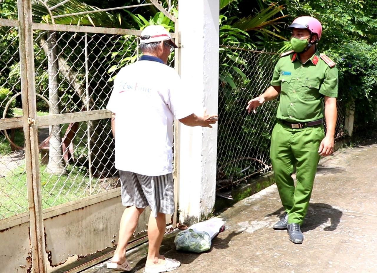"Tôi nhớ hôm nay là 2/9 là ngày mình được ăn Lễ Quốc Khánh nhưng năm nay bệnh dịch. Được mấy chú công an đến đây thăm, tôi mừng lắm. Trong thời gian giãn cách Nhà nước khó khăn, người dân chúng tôi cũng khó khăn vì vậy chúng tôi rất đồng cảm với tình hình chung. Dù vậy, chính quyền vẫn giúp đỡ chúng tôi có cái ăn, mặc ấm tình người với nhau" - Ông Nguyễn Văn Nghiêm (75 tuổi, ngụ khu vực Thới Hoà 1) xúc động chia sẻ sau khi nhận túi gạo và rau - Ảnh: Kim Hà.