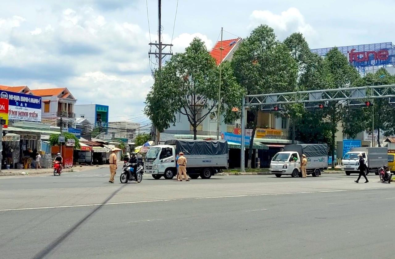 Các phương tiện vận chuyển hàng hoá từ địa phương khác vào TP Cần Thơ phải đăng kí trước để đảm bảo an toàn phòng, chống dịch - Ảnh: Kim Hà.