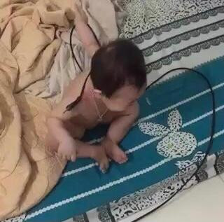 Hình ảnh cháu Q.A bị cha ruột hành hạ dã man được cắt từ clip.