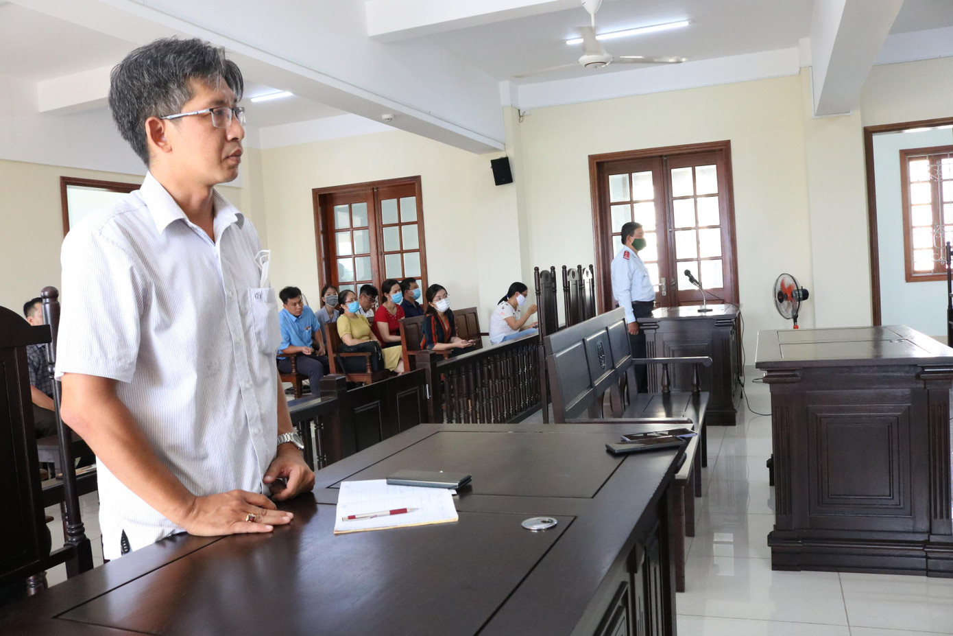 Ông Châu Lê Anh Hào (bên trái) cho rằng không đồng ý với phán quyết của toà và sẽ tiếp tục kháng nghị - Ảnh: Kim Hà.