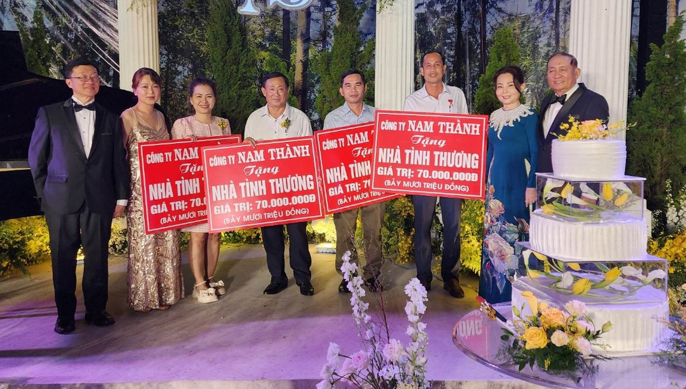 4 căn nhà tình thương cũng được trao nhân dịp này.