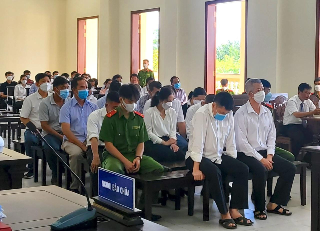 Các bị cáo tại phiên toà. Các bị cáo tại phiên toà.