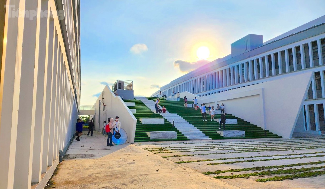 Nơi đây có rất đông bạn trẻ xúng xính váy áo đến chụp ảnh. Ảnh: Kim Hà.