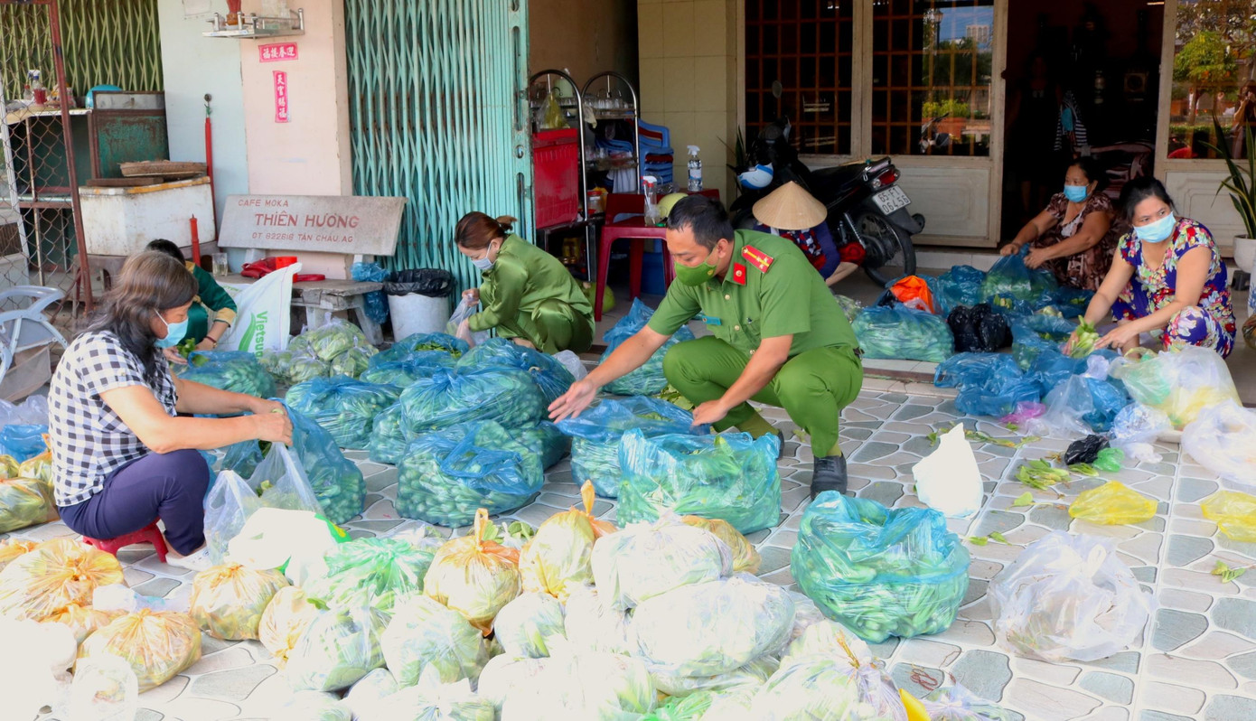 Nếu những năm trước, Ngày Quốc Khánh (2/9) các cán bộ chiến sĩ công an sẽ được nghỉ để về với gia đình hoặc một bộ phận sẽ ở lại đơn vị làm nhiệm vụ. Nhưng năm nay, trong bối cảnh dịch bệnh, ngoài nhiệm vụ giữ gìn ANTT trên địa bàn, cán bộ chiến sĩ Công an phường Thới Thuận, quận Thốt Nốt, TP Cần Thơ lại có thêm nhiệm vụ cung cấp thực phẩm cho người dân tại địa phương - Ảnh: Kim Hà.