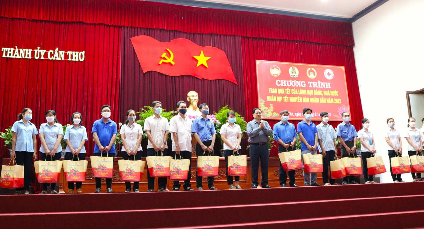 Thủ tướng tặng quà Tết cho công nhân - Ảnh: Kim Hà.