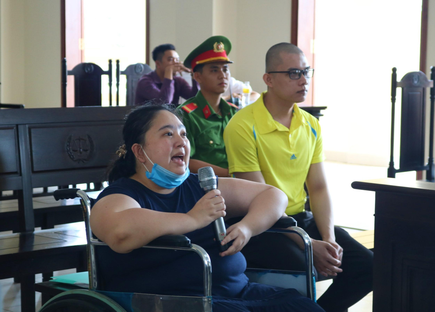 Tuy nhiên, sau đó lại có phần trình bày vô cùng minh mẫn, sắc sảo với HĐXX - Ảnh: Kim Hà. Tuy nhiên, sau đó lại có phần trình bày vô cùng minh mẫn, sắc sảo với HĐXX - Ảnh: Kim Hà.