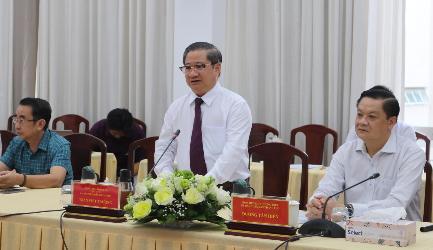 Ông Trần Việt Trường - Chủ tịch UBND TP Cần Thơ - phát biểu tại buổi lễ trao Giấy chứng nhận đầu tư cho dự án khu công nghiệp tại huyện Vĩnh Thạnh (ảnh: Kim Hà).