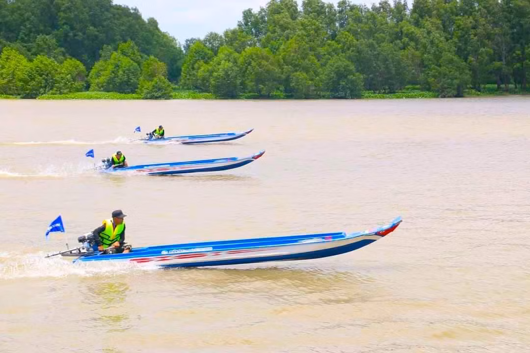Đua vỏ lãi - Môn thể thao độc đáo dành cho nông dân vùng sông nước. Đua vỏ lãi - Môn thể thao độc đáo dành cho nông dân vùng sông nước.