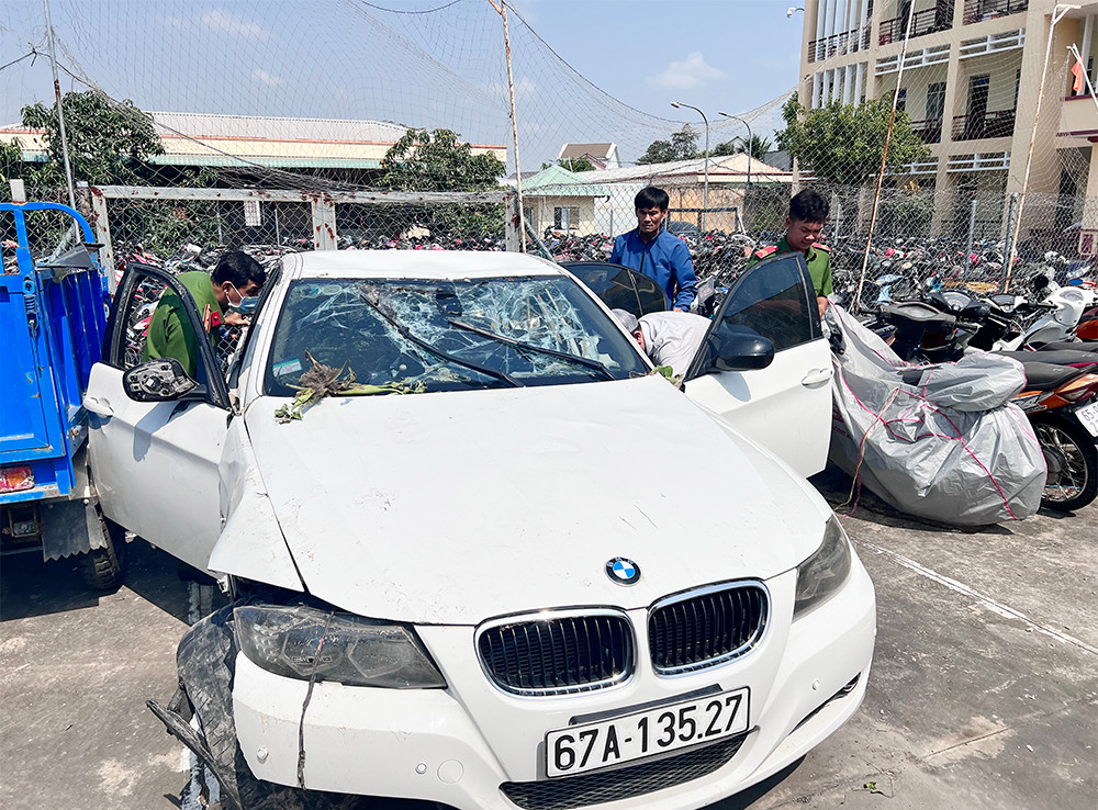 Công an TP Long Xuyên đang điều tra nguyên nhân dẫn đến việc xe BMW lao xuống kênh.