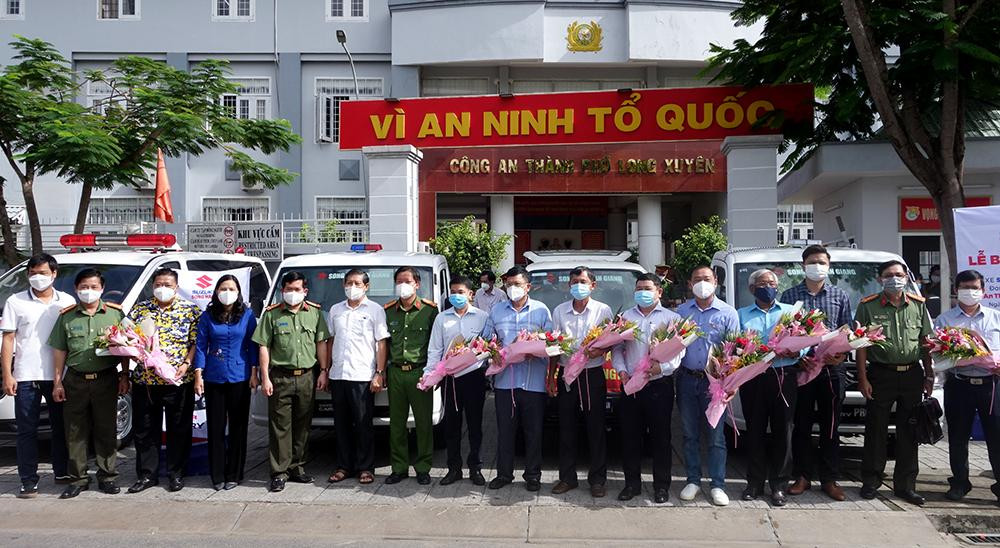Công an TP Long Xuyên ra mắt mô hình "Xe hỗ trợ y tế và cấp cứu người bị tai nạn giao thông”. Công an TP Long Xuyên ra mắt mô hình "Xe hỗ trợ y tế và cấp cứu người bị tai nạn giao thông”.