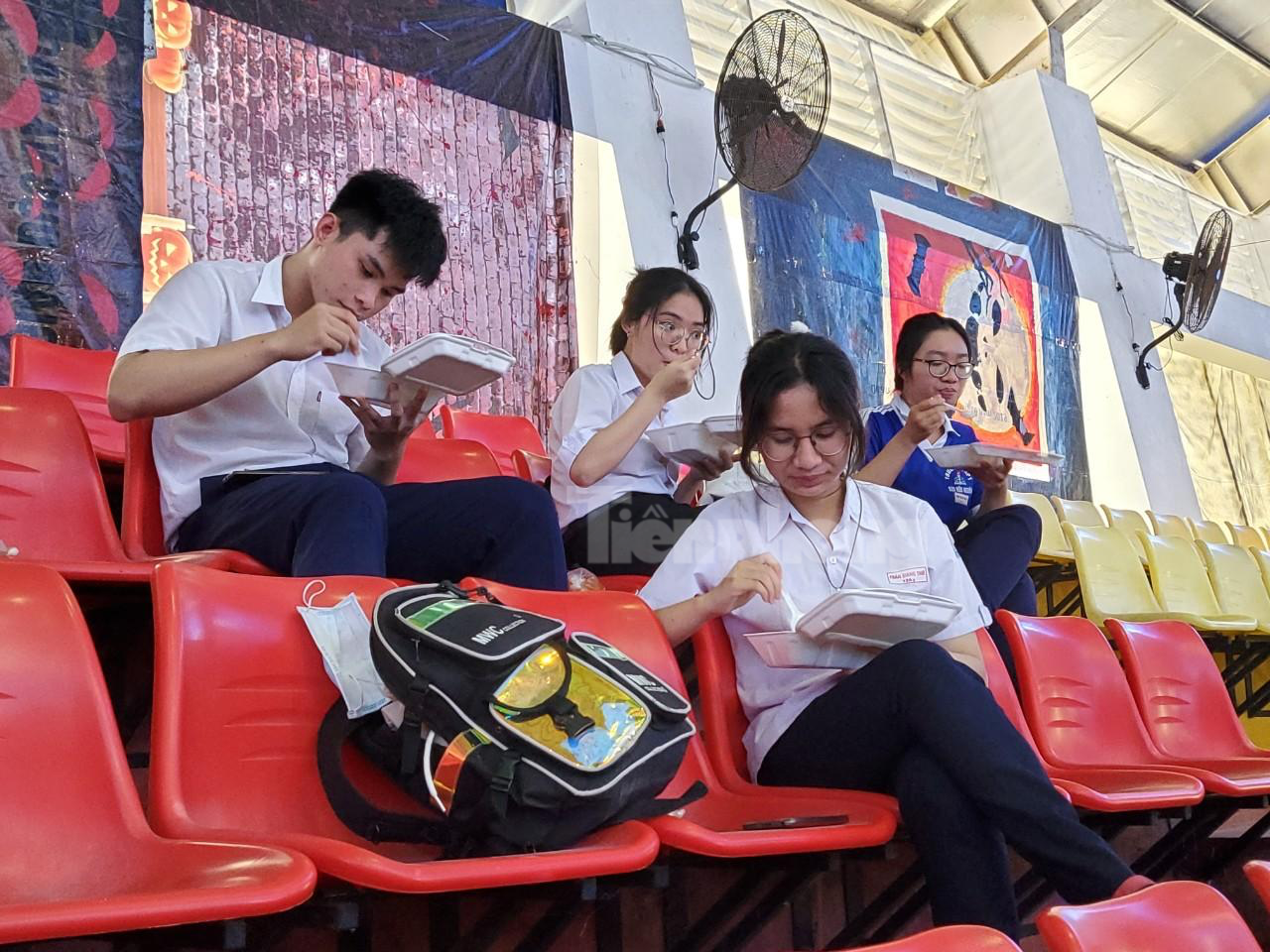 Bên cạnh suất ăn, thành phố còn bố trí 600 chỗ nghỉ trưa miễn phí cho thí sinh và cán bộ coi thi trên địa bàn.