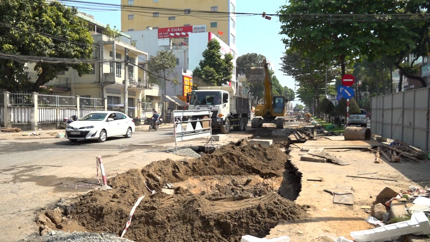 “Làm đường nào thì hoàn chỉnh đường đó. Mùa mưa đã qua rồi nên không nhất thiết phải đào hết lên. Mong chính quyền trả lại mặt bằng cho người dân hai bên đường để bán hàng trở lại, cũng như đón Tết”, anh Hiệp bức xúc.