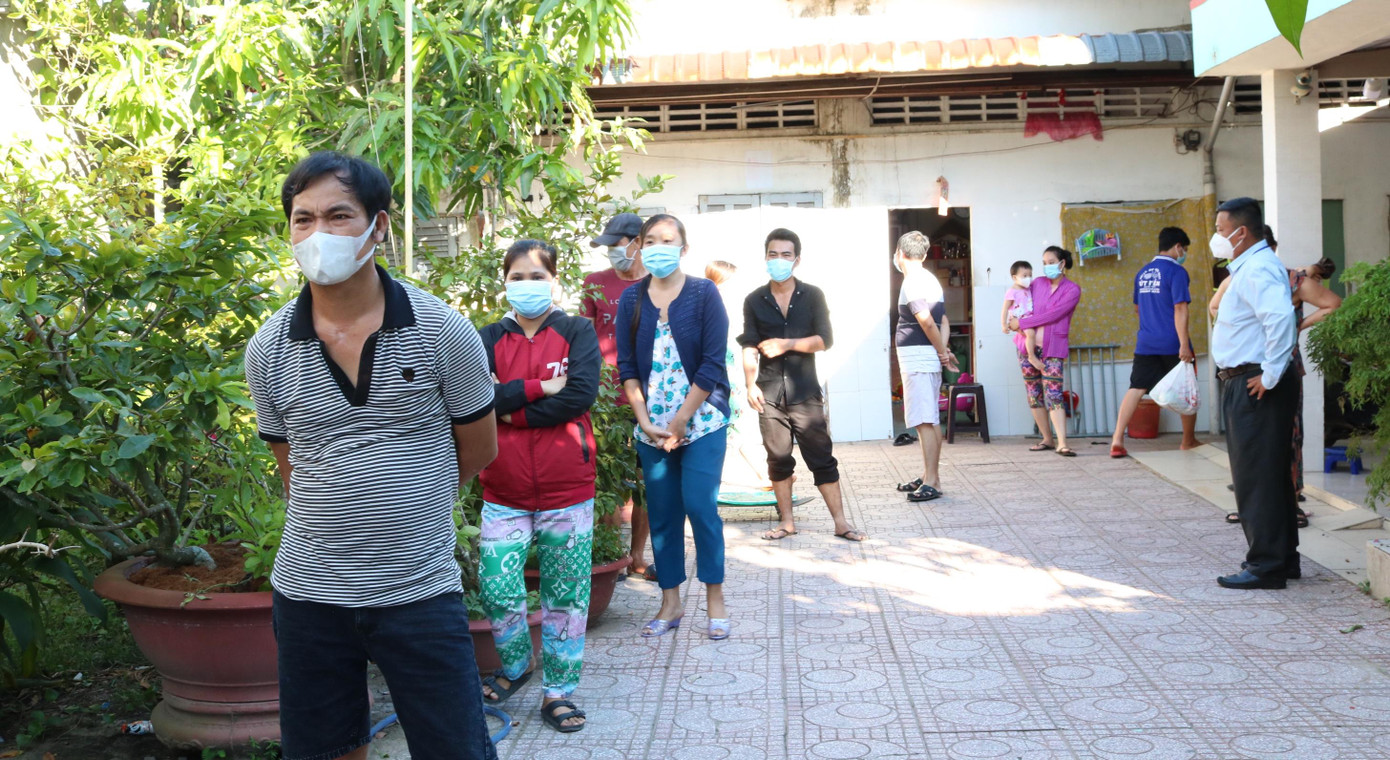 Một công nhân chia sẻ: "Nghỉ ở nhà hơn 1 tháng nay không có thu nhập để trang trải sinh hoạt. Có người hết tiền, phải chạy vạy mượn của chủ trọ hoặc ai trong xóm trọ còn tiền thì chia sớt 50 – 100 ngàn đồng hay miếng gạo, miếng đường giúp nhau sống qua ngày. Nay nhận được quà của các nhà hảo tâm, ai nấy cũng vui mừng" - Ảnh: Kim Hà.