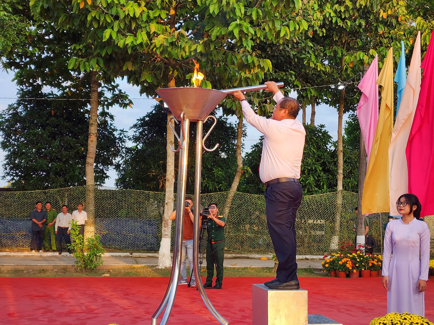 Ông Trần Quốc Vũ - Bí thư Quận uỷ Bình Thuỷ thự hiện nghi thức thắp lửa truyền thống tại Lễ giao nhận quân năm 2023. - Ảnh: Kim Hà.