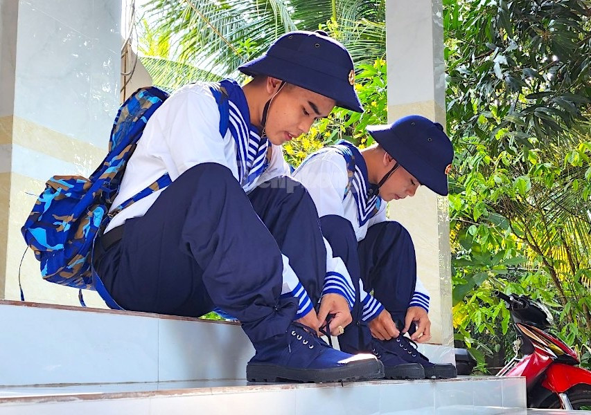 Nói về việc quyết định viết đơn tình nguyện tham gia nghĩa vụ quân sự của hai anh em, em Lộc cho hay: “Ban đầu chỉ mình em trúng tuyển vì mỗi gia đình chỉ có một người đi thôi. Tuy nhiên, một trong hai anh em đi đợt này thì đến 2 năm sau đứa còn lại cũng sẽ đi tiếp; do đó, chúng em đã xin phép gia đình viết đơn tình nguyện cùng lên đường để anh em có nhau, đi cùng đi, về cùng về”.