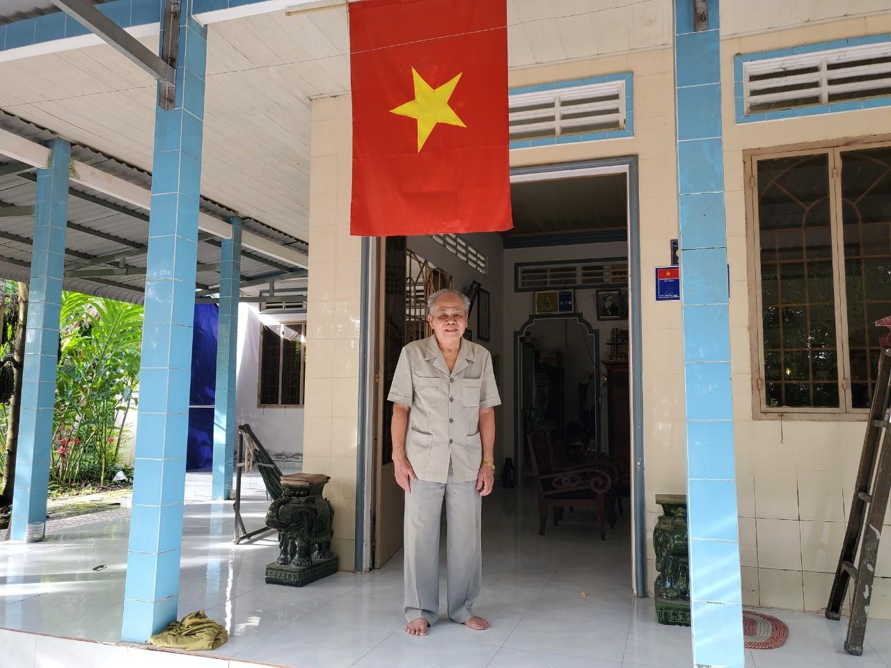 Ông Võ Ngọc Quang – Nguyên Chánh Văn phòng UBND tỉnh Cửu Long nhớ mãi những hình ảnh gần gũi, giản dị của người lãnh đạo, người anh thương quý và luôn răn dạy con cháu, noi theo tấm gương ấy trong đối nhân xử thế. Ảnh: Kim Hà. Ông Võ Ngọc Quang – Nguyên Chánh Văn phòng UBND tỉnh Cửu Long nhớ mãi những hình ảnh gần gũi, giản dị của người lãnh đạo, người anh thương quý và luôn răn dạy con cháu, noi theo tấm gương ấy trong đối nhân xử thế. Ảnh: Kim Hà.