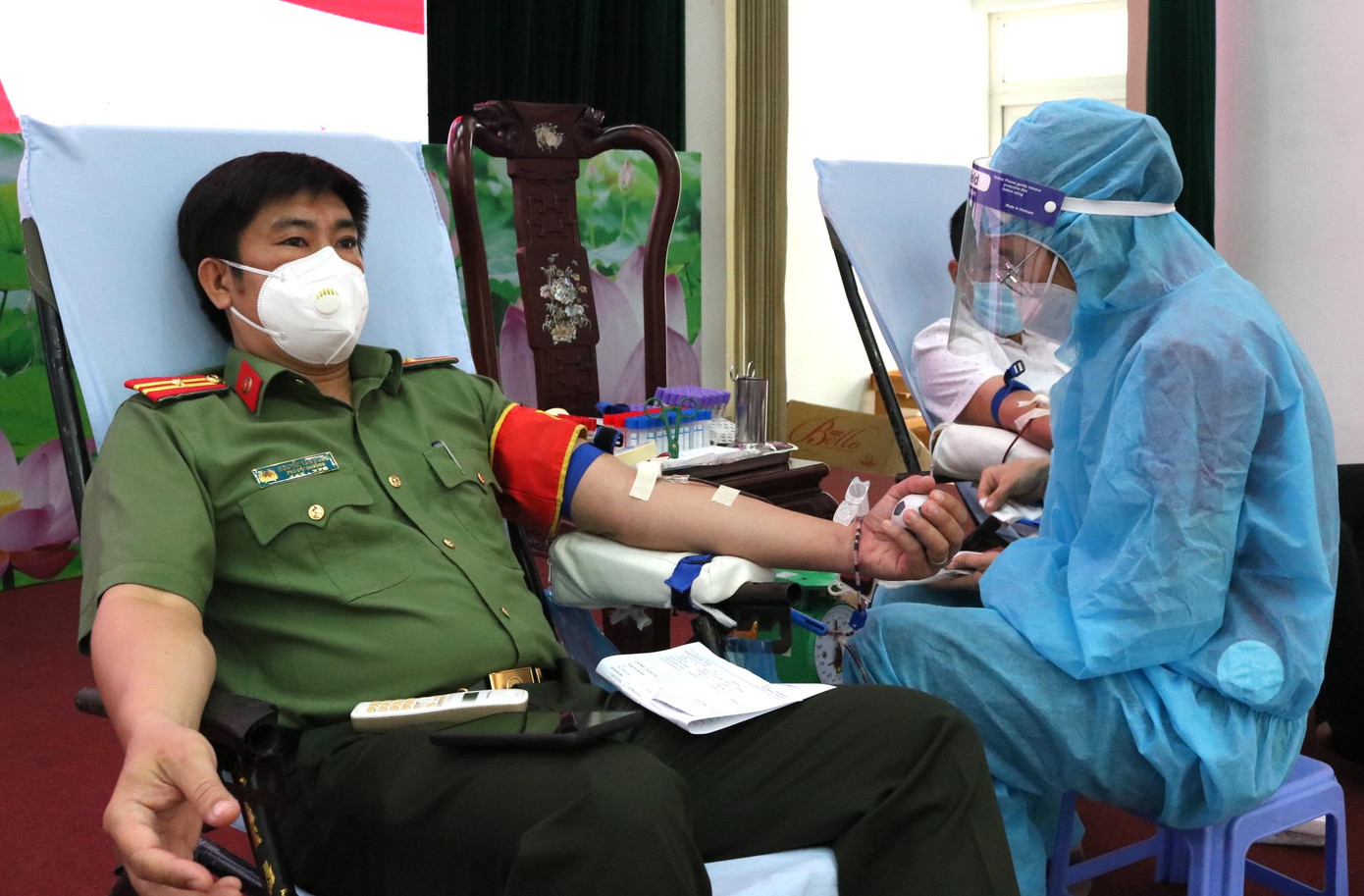 Thiếu tá Nguyễn Tấn Hùng - Phó Đội trưởng Trung tâm Thông tin chỉ huy Phòng Tham mưu Công an TP Cần Thơ tranh thủ hiến máu để kịp giờ trực ban - Ảnh: Kim Hà.