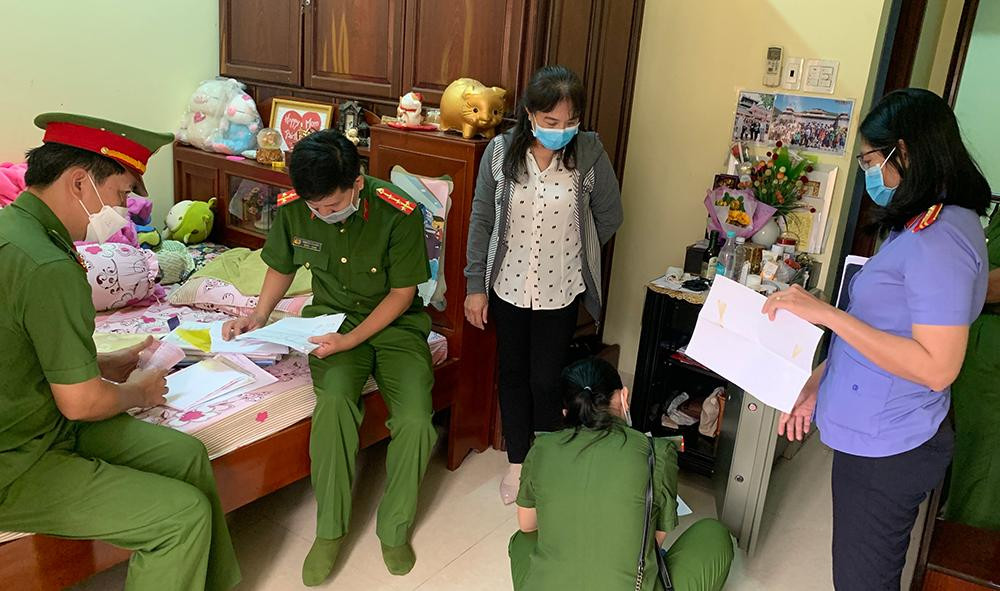 Khám xét nhà bị can Huyền. Khám xét nhà bị can Huyền.