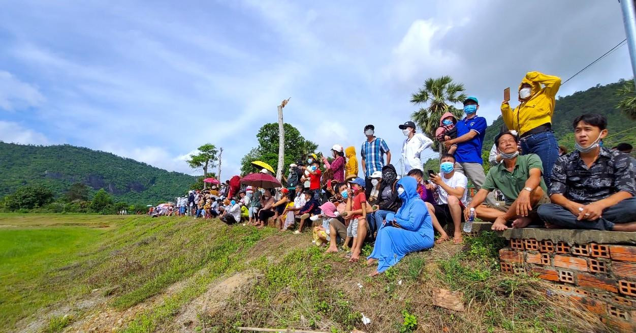 Sự kiện thể thao mới lạ này thu hút đông đảo người dân và du khách từ khắp nơi đến chiêm ngưỡng nhân dịp nghỉ lễ 30/4 và 1/5 - Ảnh: Kim Hà.